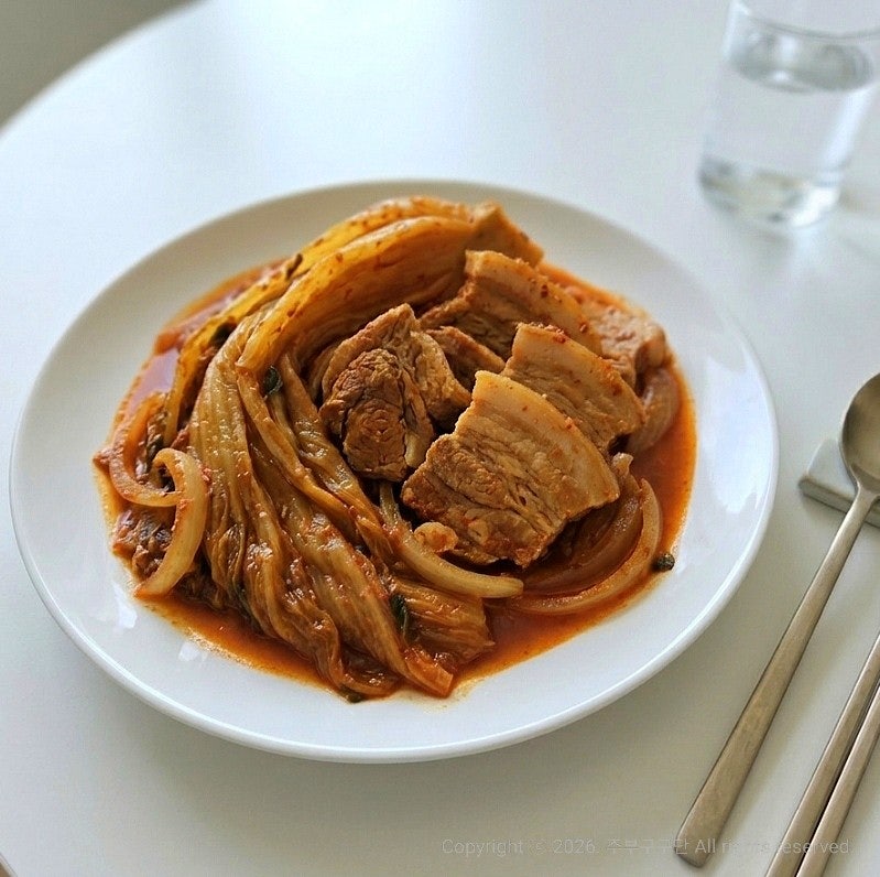 수육용 앞다리살의 대변신! 입에서 녹는 돼지고기 김치찜 황금레시피