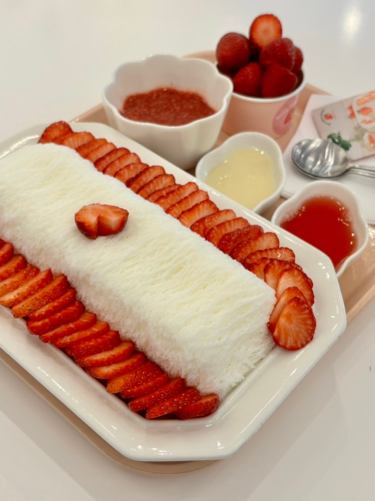  강릉 중앙시장 근처 카페 베리베리딸기 • 딸기농장에서 하는 귀여운 딸기카페