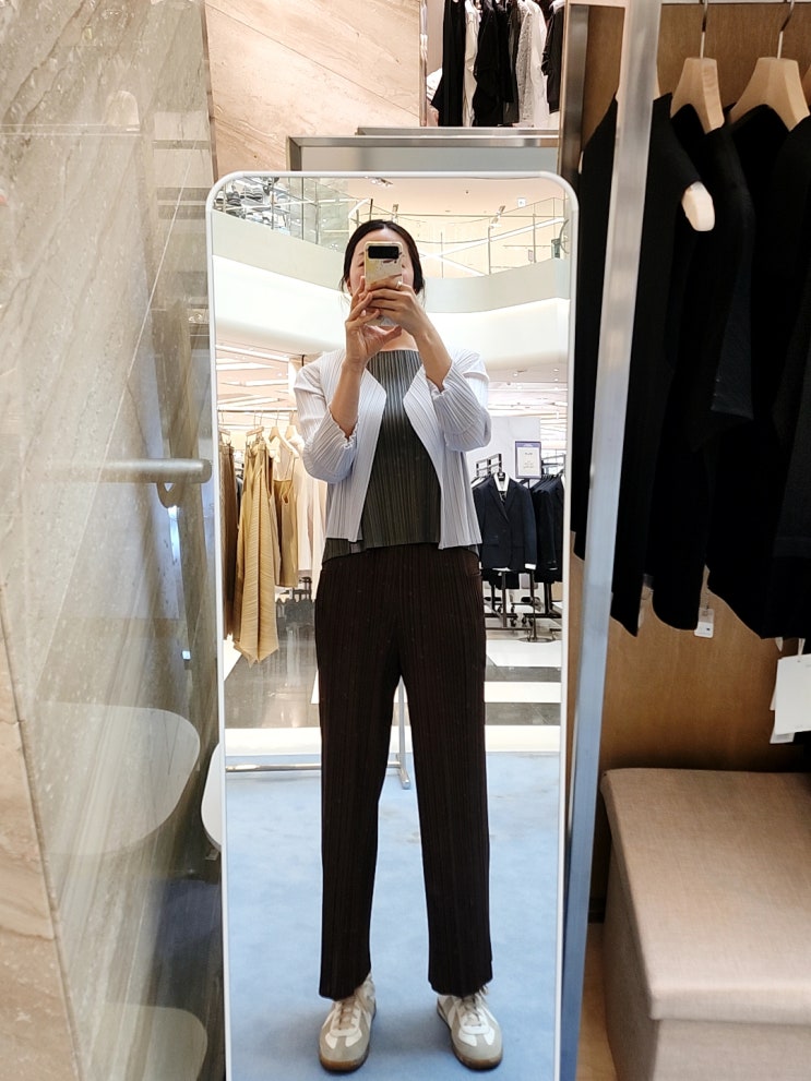  오삼삼플리츠 팝업에서 탑과 팬츠, 플리츠플리즈와 비교 - 신세계 하남