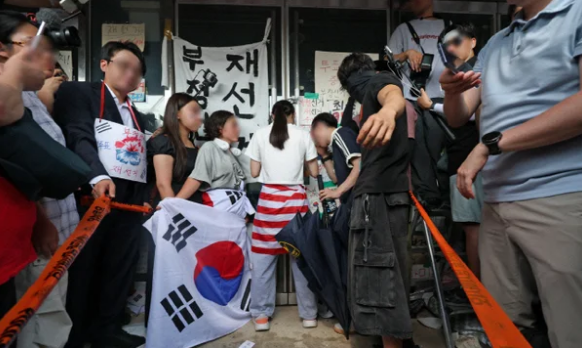 올다르크 누구길래? <b>잠실 개표소 진입</b> 홀로 막은 여성 화제