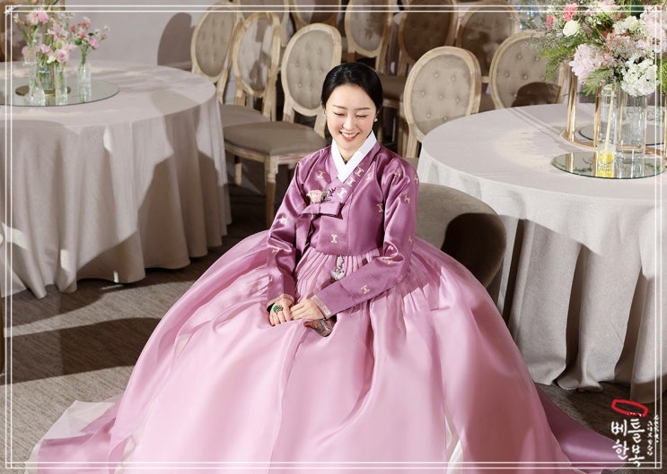  꽃밭에 온 기분이 드는 신부혼주한복