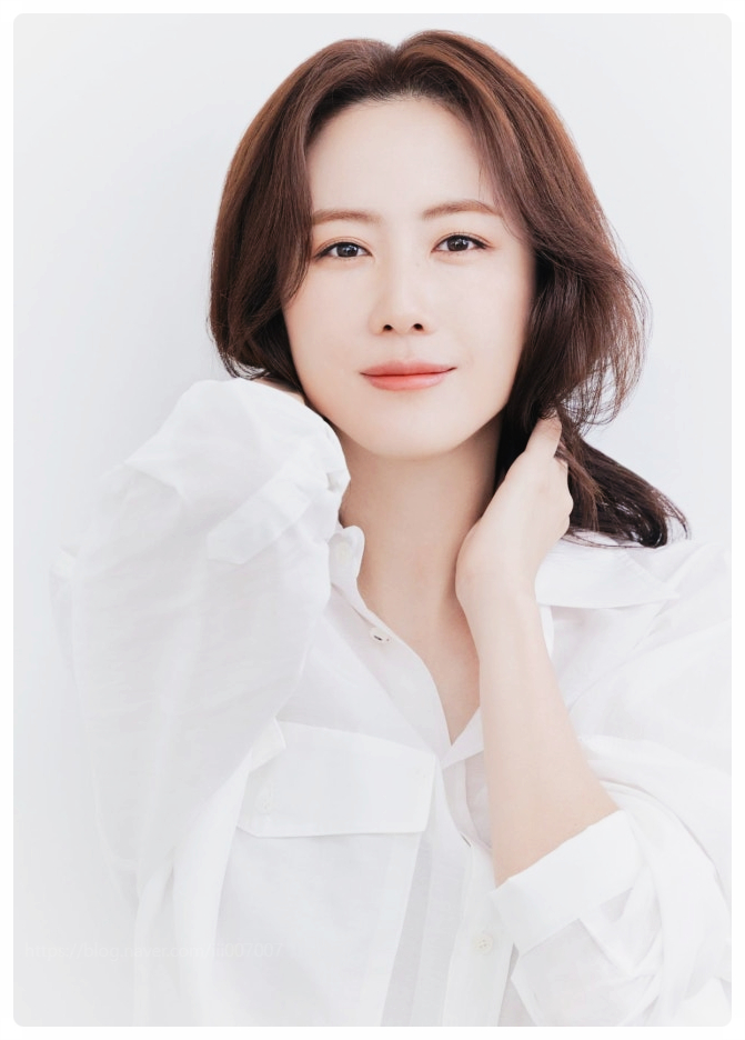  20년 몸담은 대형 기획사 버린 홍은희, 신생 비웨이브로 이적한 진짜 이유
