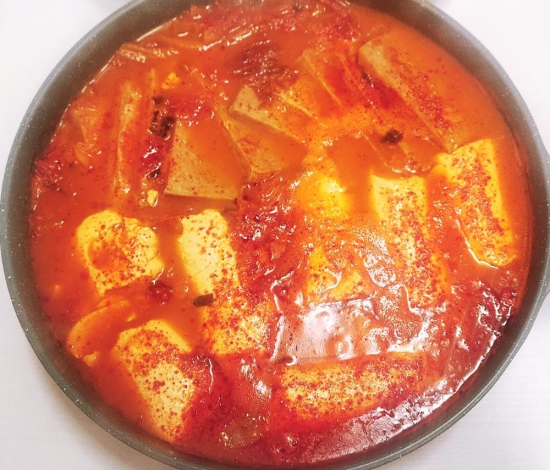 해장으로도 가능한 시원하고 든든한 순두부 스팸 사골 김치찌개 레시피