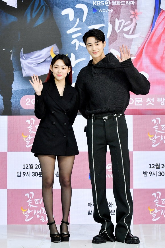 Kang Mi-na and Byeon Woo-seok Reviewing Next Project, The Secret Behind Their Unusual Combination