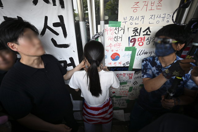 경찰, <b>잠실개표소 진입</b> 막은 '올다르크' 등 수사 착수