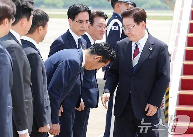 이재명 대통령 귀국…정청래 '90도 폴더 인사'로 맞이