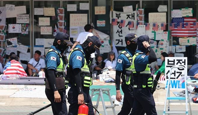 <b>잠실</b> 개표소 <b>봉쇄 시위</b> 현장서 흉기 자해 소동벌인 남자…경찰... 