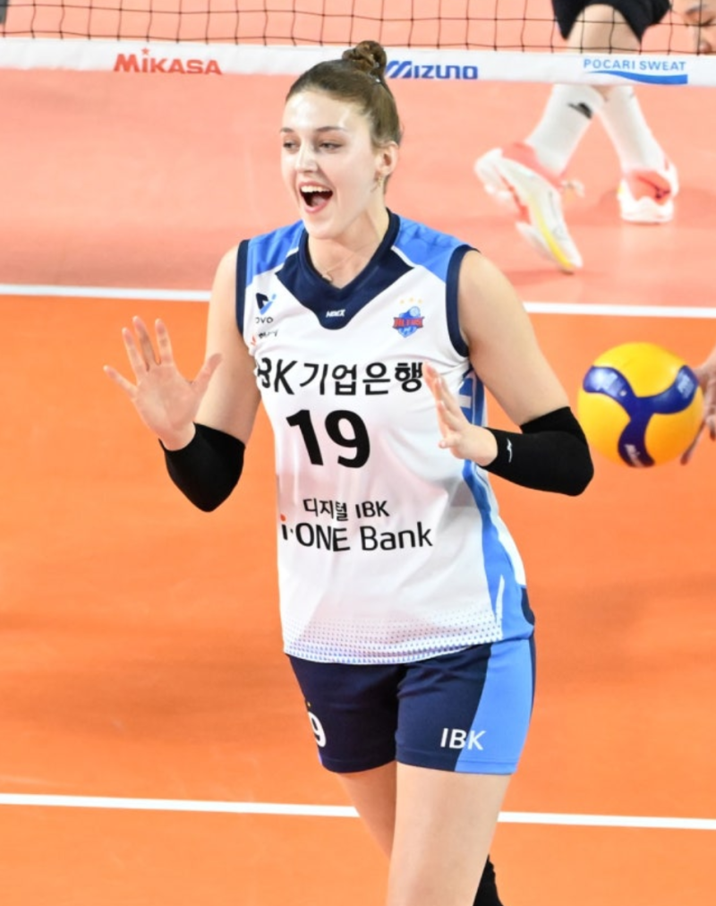 "이 선수가 바로 V-리그의 자존심!" IBK기업은행 빅토리아, VNL 무대 찢었다! 우크라이나 승리 ....