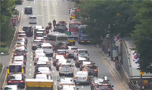 서울 강남구 <b>역삼역</b> 인근서 <b>5중 추돌</b>사고... 11명 부상