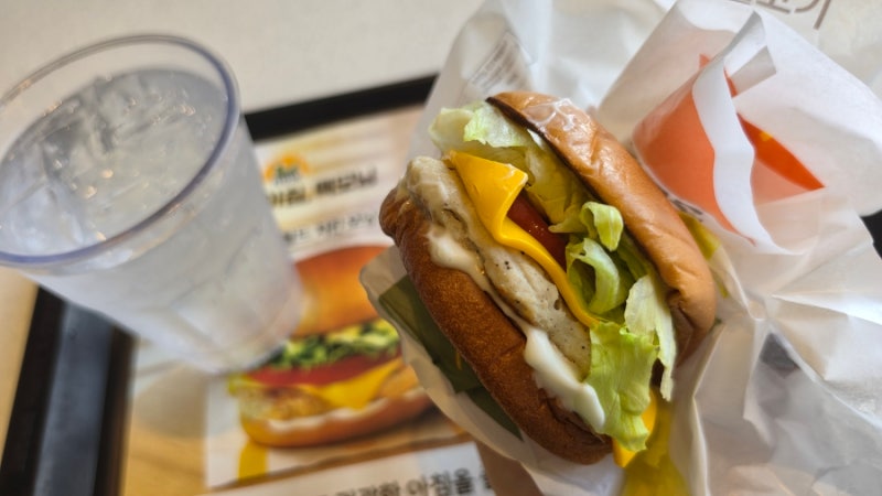 맥도날드 맥모닝 신메뉴 그릴드 치킨 모닝버거 솔직 맛평가 (시간, 가격, 앱 할인 꿀팁)