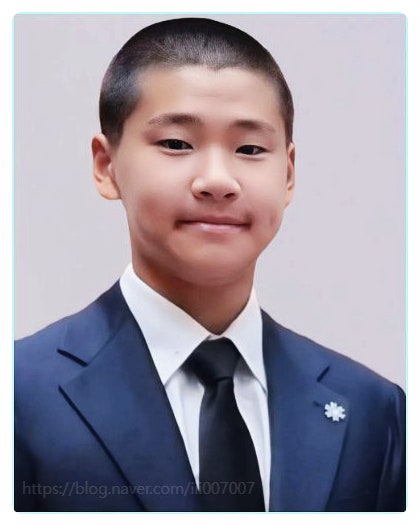  천억 줘도 안 한다던 꼬마가 벌써 이렇게? 아빠 홍성흔 능가하는 147km 강속구 투수 정체.jpg