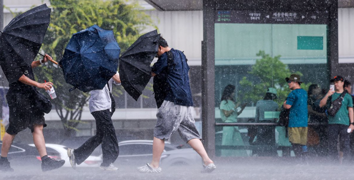 <b>장마 시작</b>이 아니다"…주말 시간당 50 '물폭탄' 예고에 <b>전국</b>... 