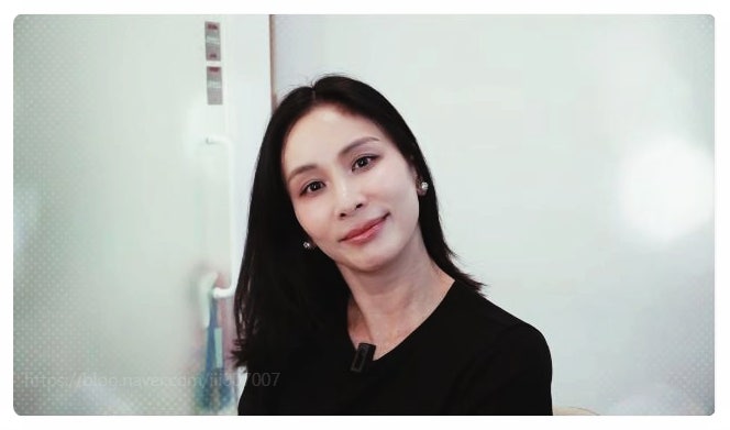  더 어려 보이나요? 데뷔 35년 만에 긴 머리 싹둑 자르고 단발 변신한 52세 톱배우 정체.jpg