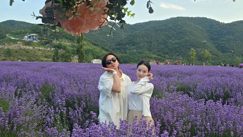 OOTD : 동해 라벤더 축제 커플룩 코디 라벤더 꽃밭 속에서 주인공이 되고 싶었던 크림 & 베이지....
