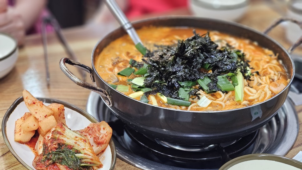 고향얼큰이 해물칼국수 사진 1