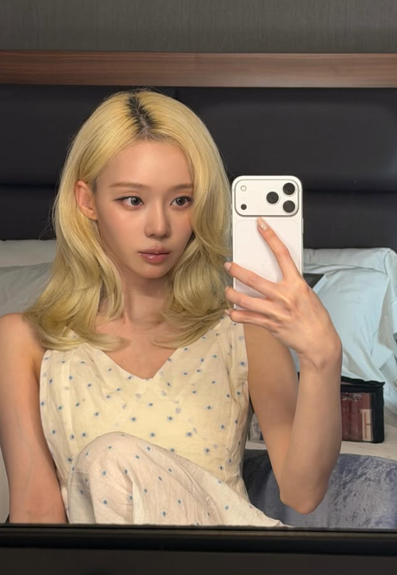 "진짜 공주 같다" 난리 난 윈터 사복, 금발보다 원피스가 더 화제