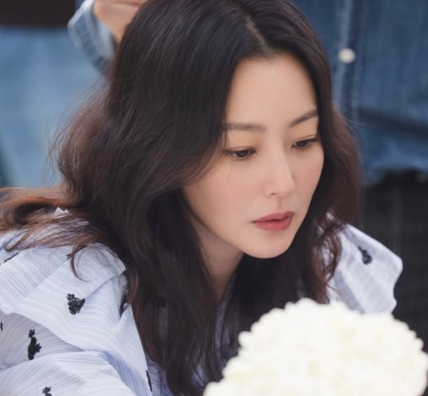 "시댁과 술친구?" X세대 여신 김희선, 재벌가 며느리라는 편견을 깬 ‘화끈하고 지독한’ 근....
