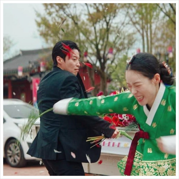  내 취향 아닌데 거슬려 대세 등극하자마자 10살 연상 톱배우가 조명까지 양보한 신예 정체.jpg