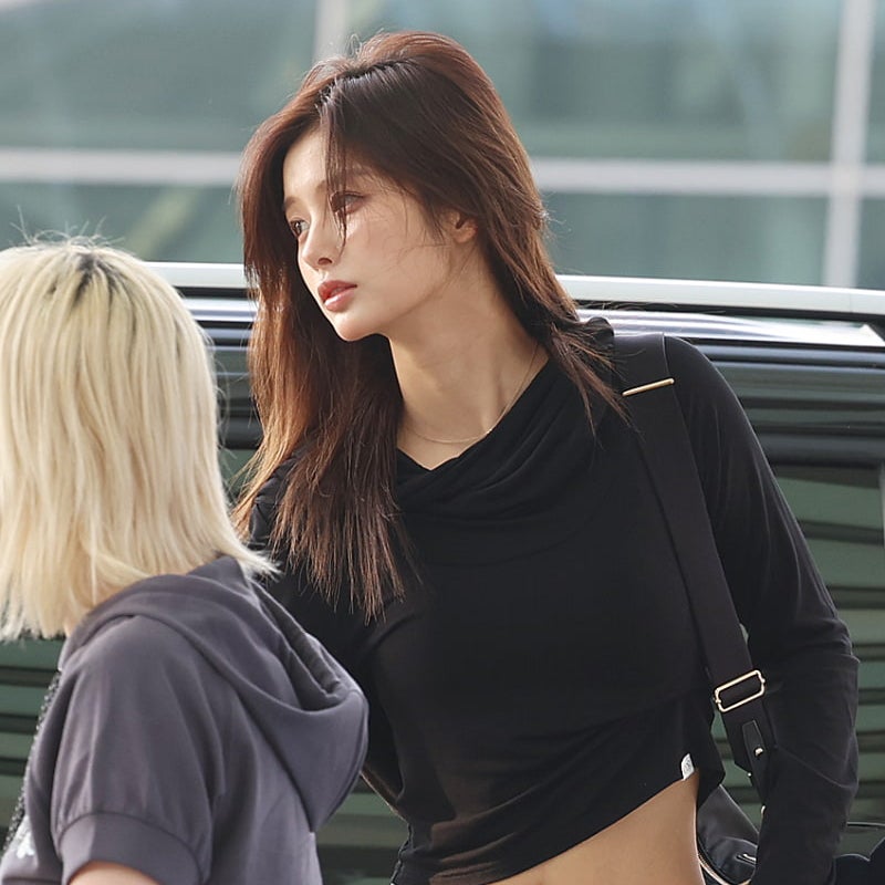 요즘 무드가 진심 잔다르크라는.. 설윤이의 잘생쁨 터지는 공항 비주얼 근황