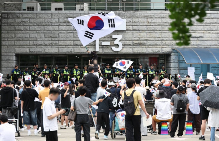 "개표소 시위, <b>송파경찰서</b> 무기고 털자" 20대 남성 작성자 자수