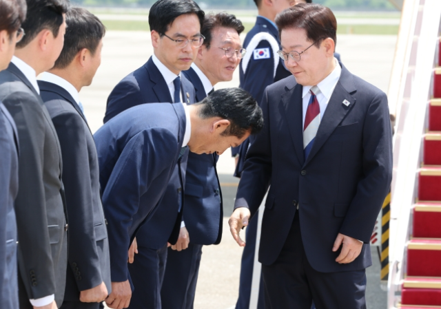 [긴급속보] 정청래 90도 인사 화제… <b>이재명 대통령 귀국길</b>... 