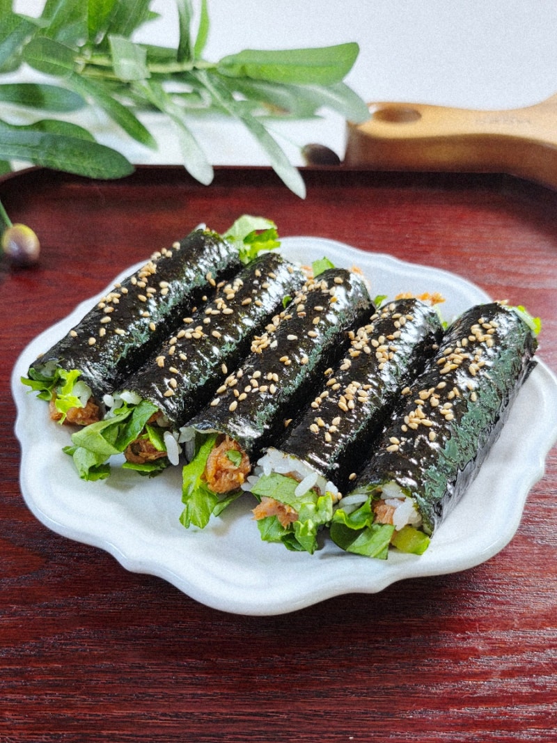 이보다 쉬운 김밥은 없어요! 딱 2개로 만드는 상추 참치 꼬마김밥 레시피