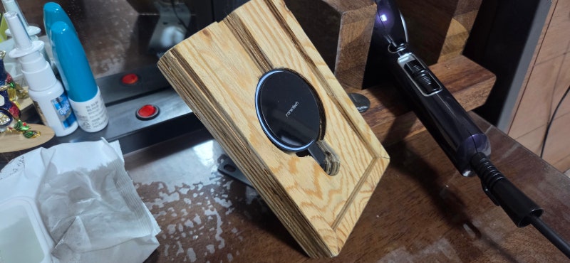 [DIY 목공]집에 굴러다니는 차량용 맥세이프 충전기로 침대 협탁 무선 충전 거치대 만들기 (아....