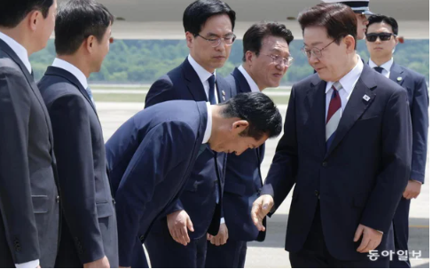 <b>귀국길</b> ‘폴더 인사’와 굳은 표정... <b>이재명 대통령</b>-정청래... 