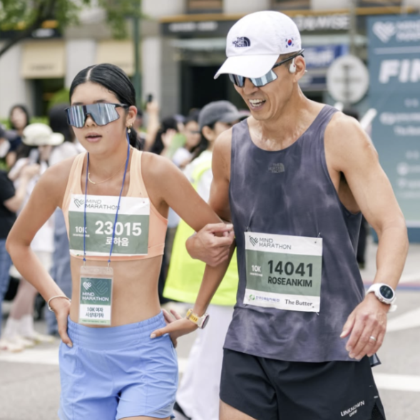 “그아버지에 그딸” 션 정혜영 딸, 기부 마라톤 2위 ‘유전자는 못속이네’