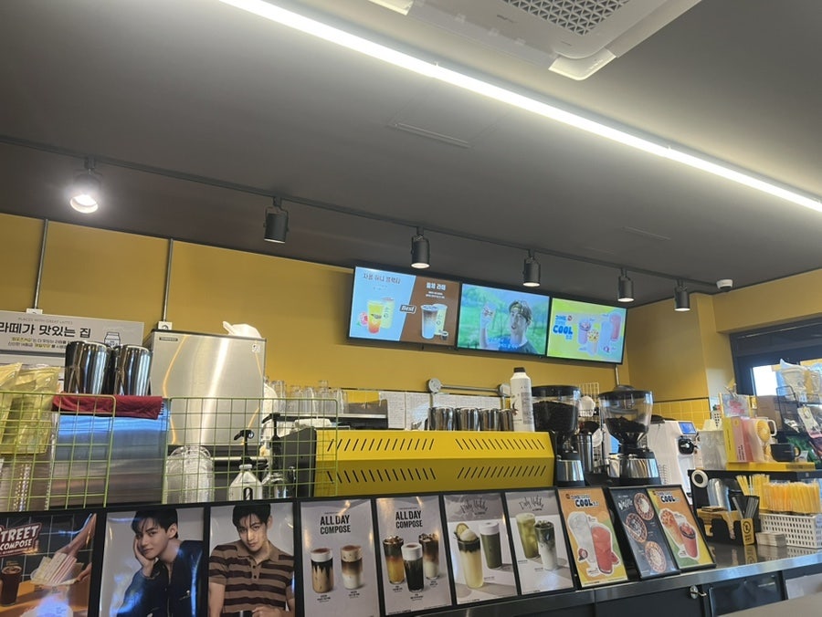 컴포즈커피 동해효가점 사진 3