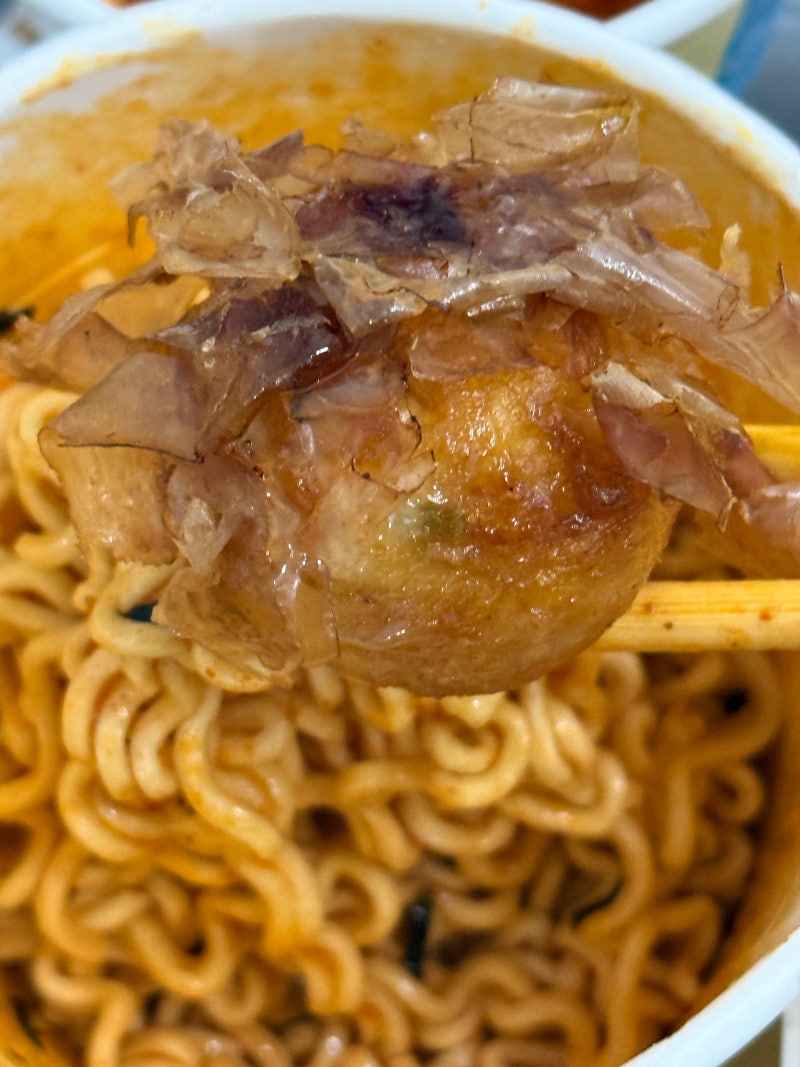 타코야끼 짝꿍 배틀! '저당 컵누들 불닭맛' vs '오리지널 불닭볶음면' 매콤함과 꾸덕함의 황금....