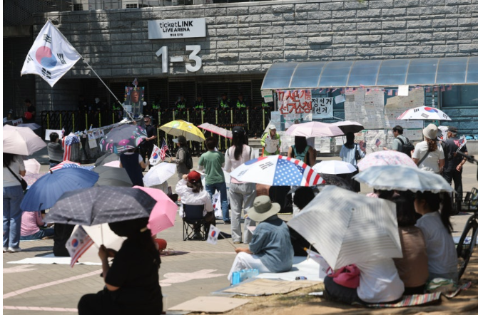 <b>잠실 개표소</b> 봉쇄 시위 수사 확대…무단침입·업무방해·<b>기자</b>... 