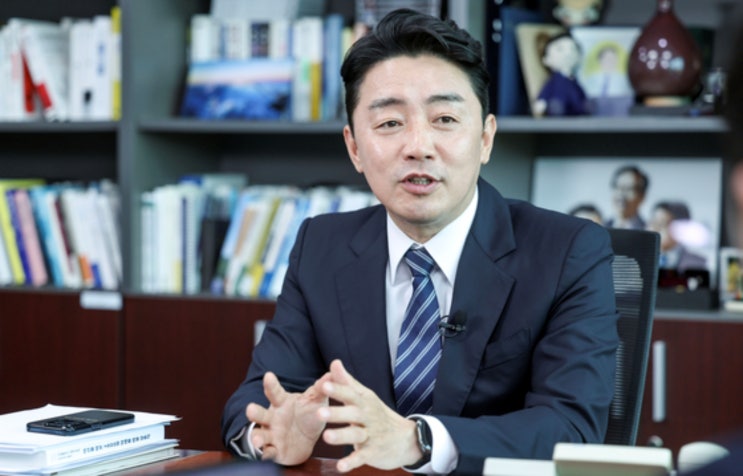 '총학생회장 출신 이재명 <b>비서실장</b>' <b>강훈식</b>의 생애 및 정치... 