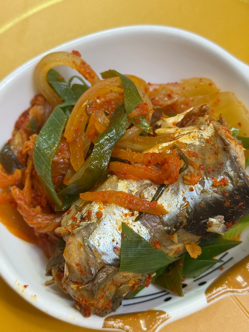 [레시피] 실패 없는 밥도둑 고등어 통조림 김치찜 레시피! 통김치와 꽈리고추로 풍미 업!