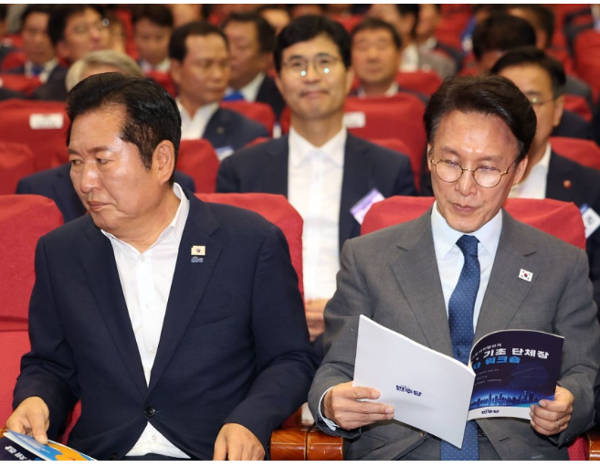 [긴급속보] <b>정청래</b> vs 김민석 정면<b>충돌</b>…<b>송영길</b> "<b>정청래</b> 당대표... 