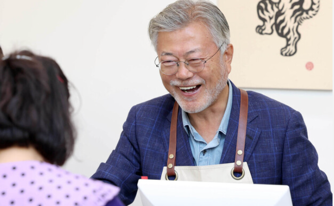 [충격] 문재인 전 대통령 평산책방서 "책이 지금의 저를 만들었다"…1년치 필사노트 전격 공....