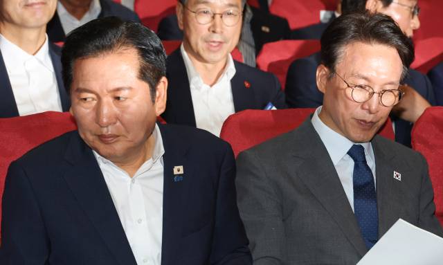 <b>당권</b> 쟁탈전 서막…'원팀' 외친 <b>정청래</b>와 '혁신' 꺼낸 <b>김민석</b>