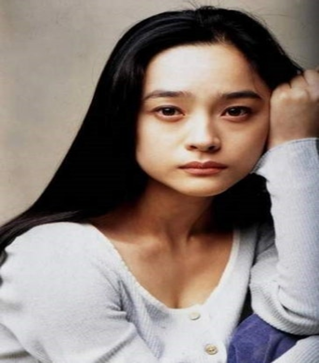 어릴 때부터 미모로 유명했다… 연예계 데뷔 권유받은 여배우의 리즈 시절.jpg