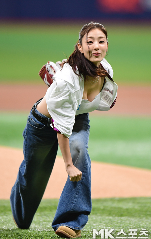 지효 복근 시구 화제, 동생 이하음과 함께한 고척 자매 케미