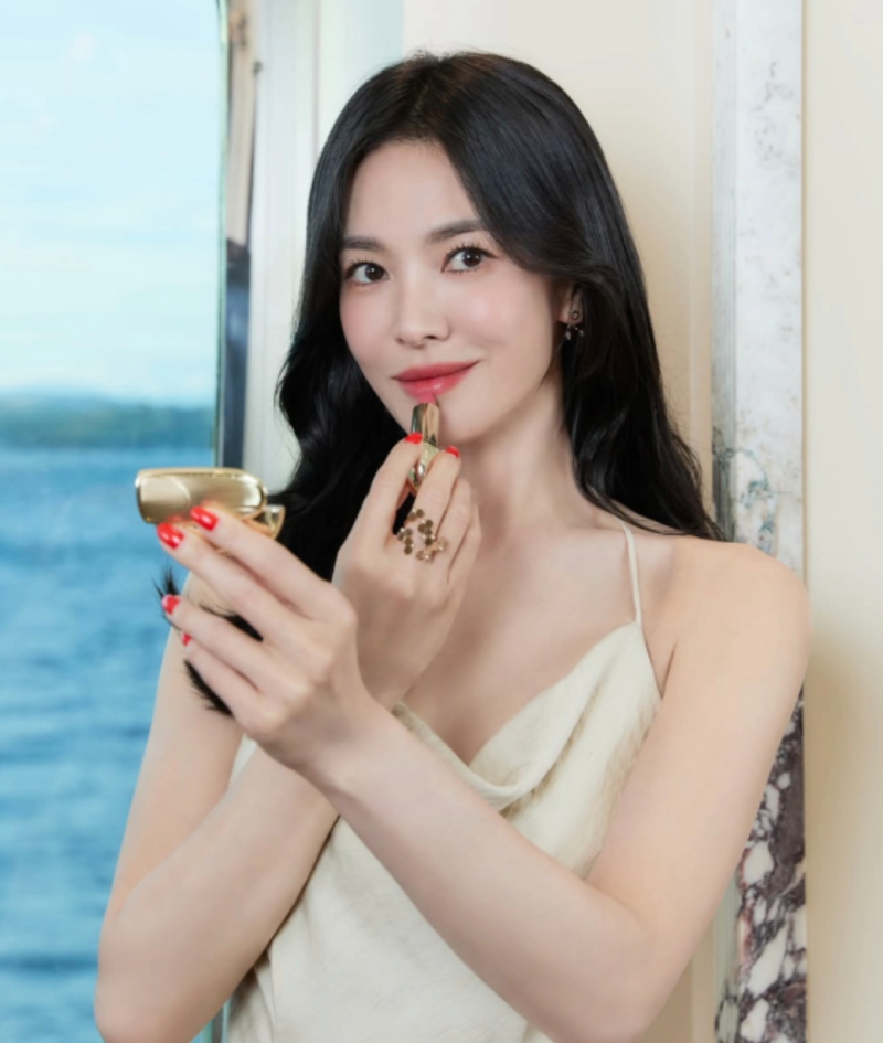 송혜교, 골드 립스틱 마지막 터치 거울 앞 갈라 준비 컷이 더 우아했다