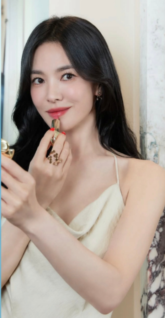 송혜교, 골드 립스틱 마지막 터치 공개된 사진만 봐도 충분했던 갈라 준비