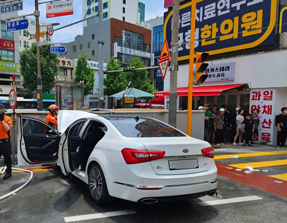 <b>부산 남구</b> 대연동 70대 운전자 몰던 K7 승용차 <b>인도 돌진</b> 2명... 