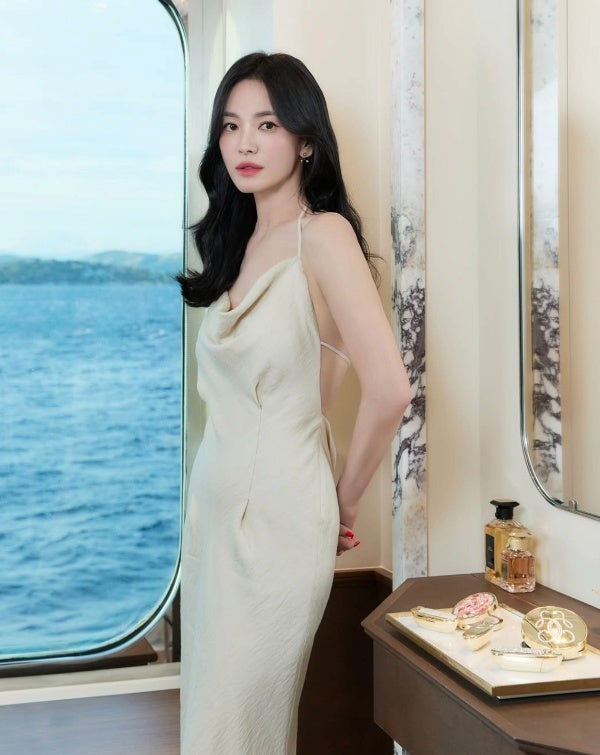 송혜교, 골드 립스틱 마지막 터치 국보급 미모 비하인드
