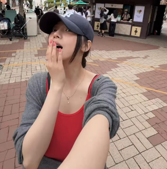 에스파 카리나, 놀이공원 일상 공개 모자 눌러써도 빛나는 연예인 아우라