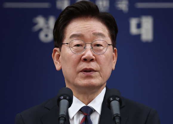 [충격] <b>청와대</b> "<b>엄중</b>하고 겸허하게 받아들인다"…이재명... 