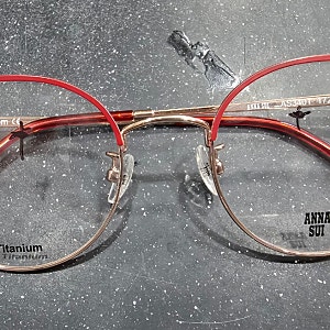 #안나수이안경테(ANNASUI) 가져오신 손님. 안경렌즈 변색 누진다초점 하고 싶다고 하시네요.