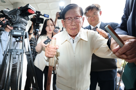 신천지 <b>이만희 구속영장</b> 청구 이유는? 5만 명 당원 가입 의혹 전말