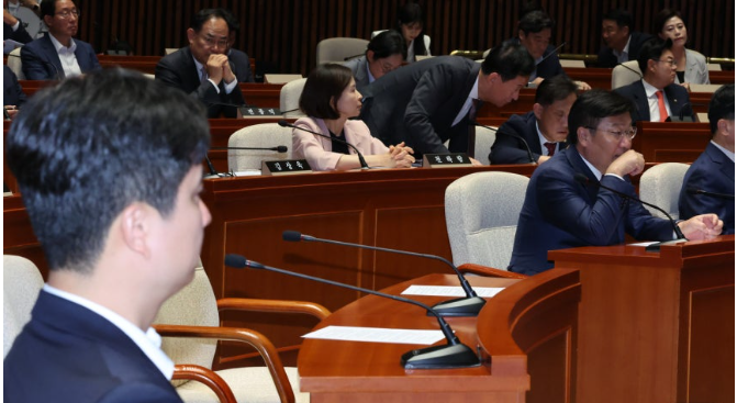 [긴급속보] <b>장동혁</b>, 사퇴론 정면돌파 나선다…<b>퇴원</b> 후 당직... 