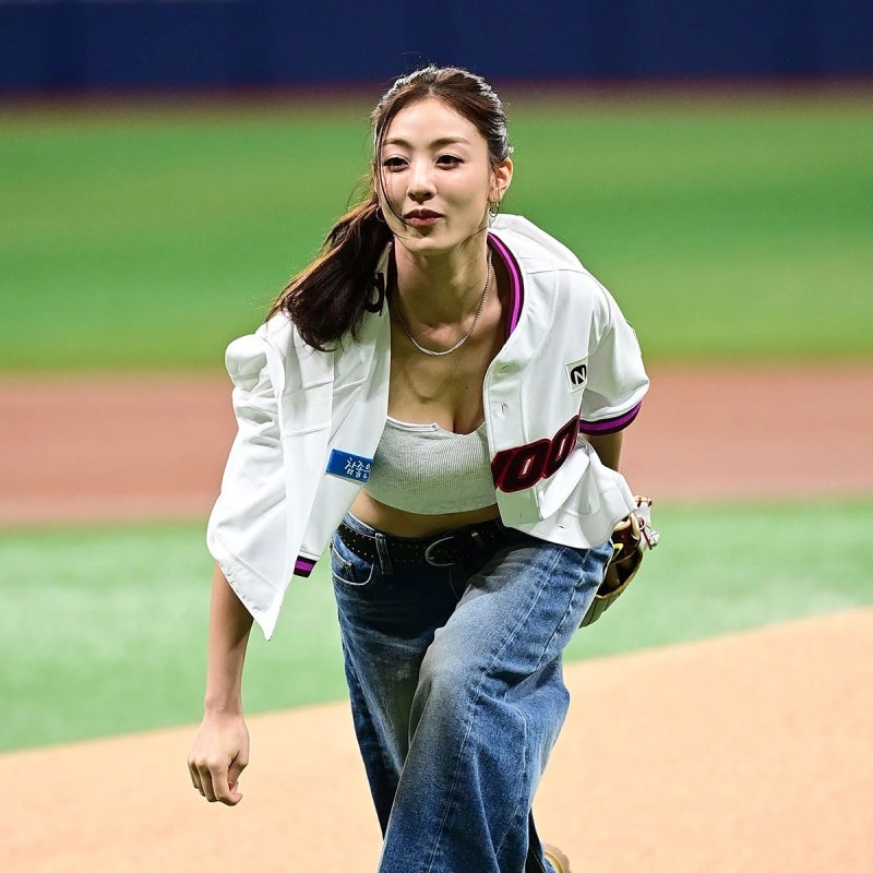 반응 미쳤다는 트와이스 지효 시구 몸매보다 더 눈에 들어온 건...(연예뉴스)