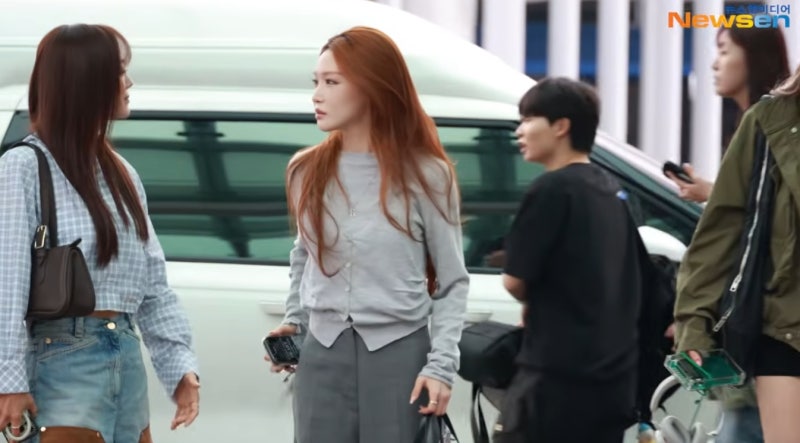 아이오아이 청하 공항 패션 속 레이어드 코디 / 홀터넥 니트 옷, 패션 @아틀리에 나인